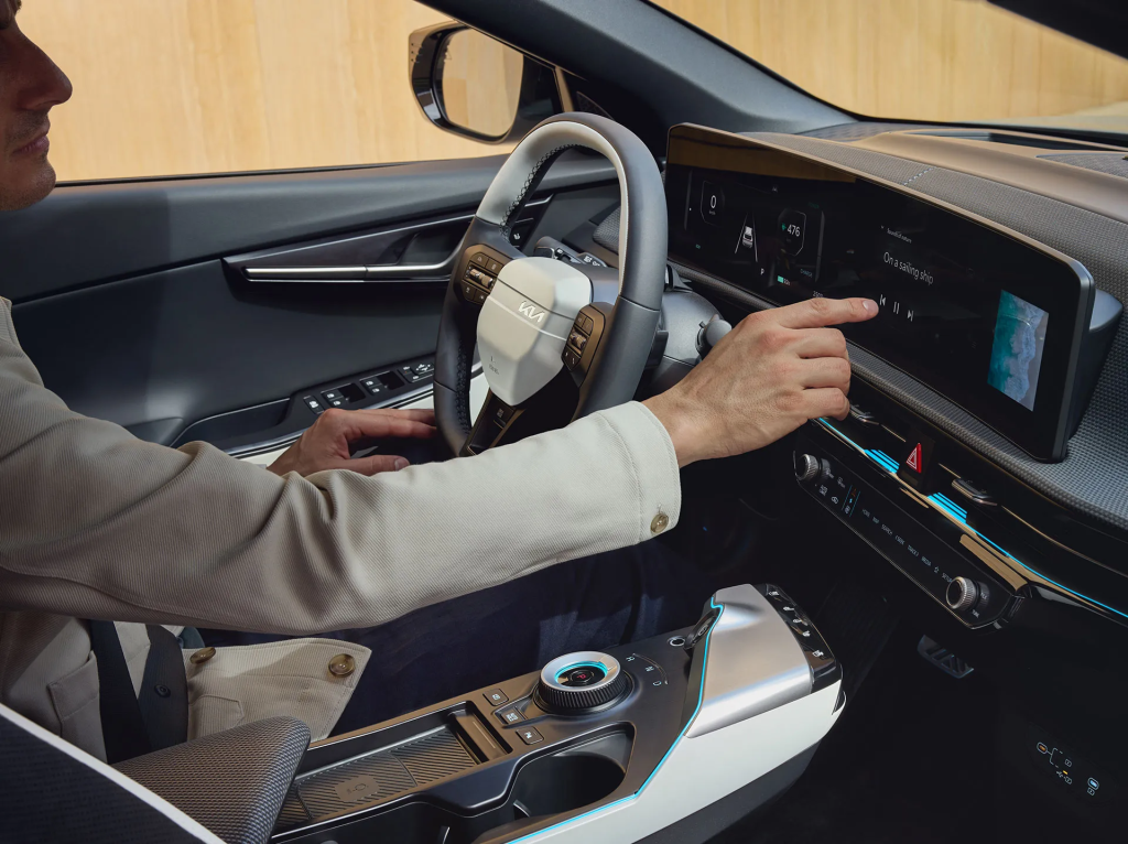 kia-ev6-pe-my24-delp-interior-displays-keyvisual-w-cardroom