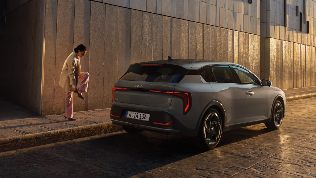 Kia-Cardroom-K4-ICE-BL-MY26-rear-view-talent