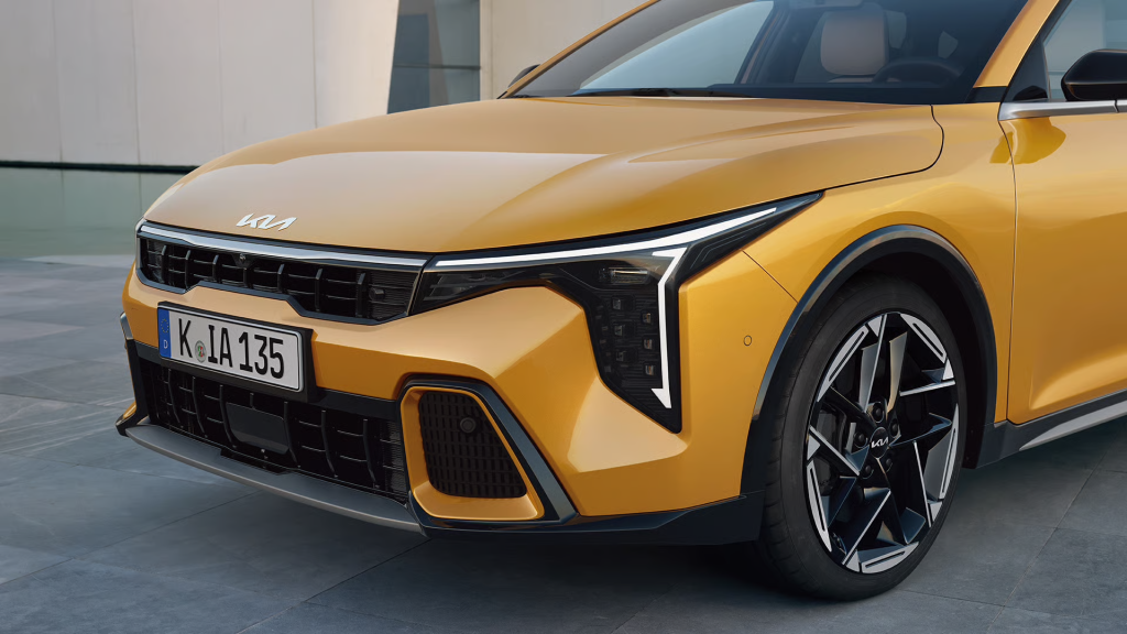 Kia-Cardroom-K4-ICE-GTL-MY26-front-lights