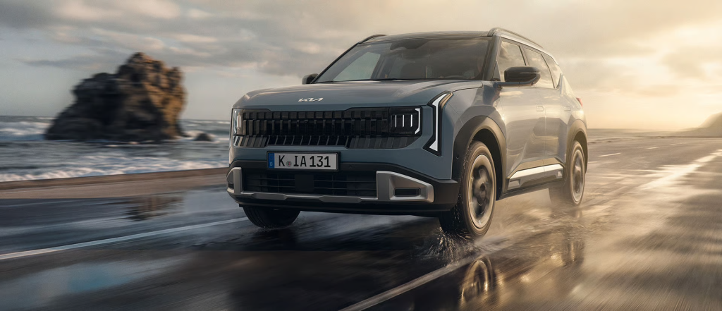 kia-seltos-ice-bl-my27-front-driving-1920x830